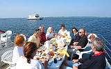 Frühstück auf dem Hausboot am Rande der Bodden-Fahrrinne. Hinten die Fähre Witte/Hiddensee nach Schaprode/Rügen